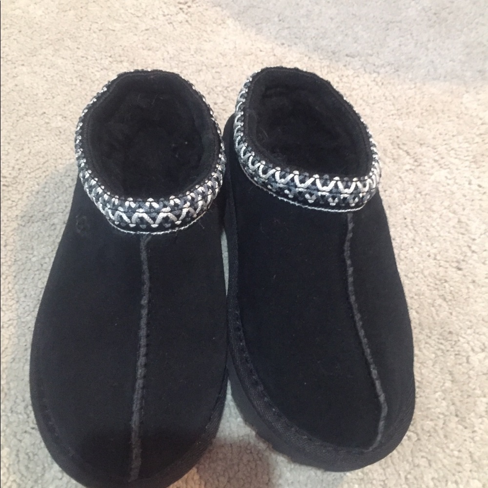 Girls slip on UGGS